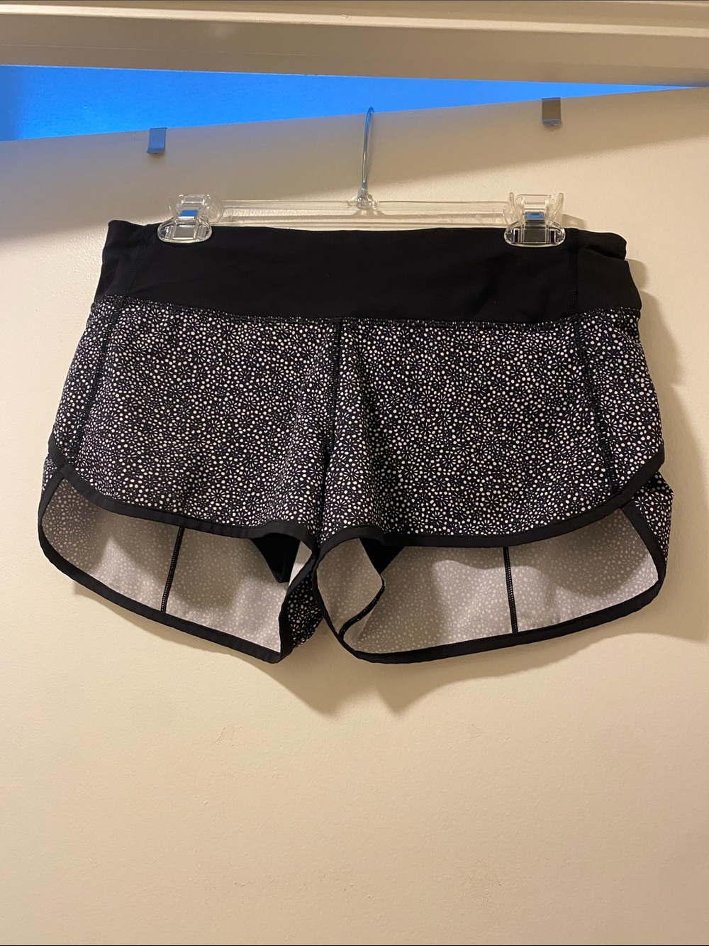 Authentic Lululemon Women’s 6 Black Printed Running Shorts